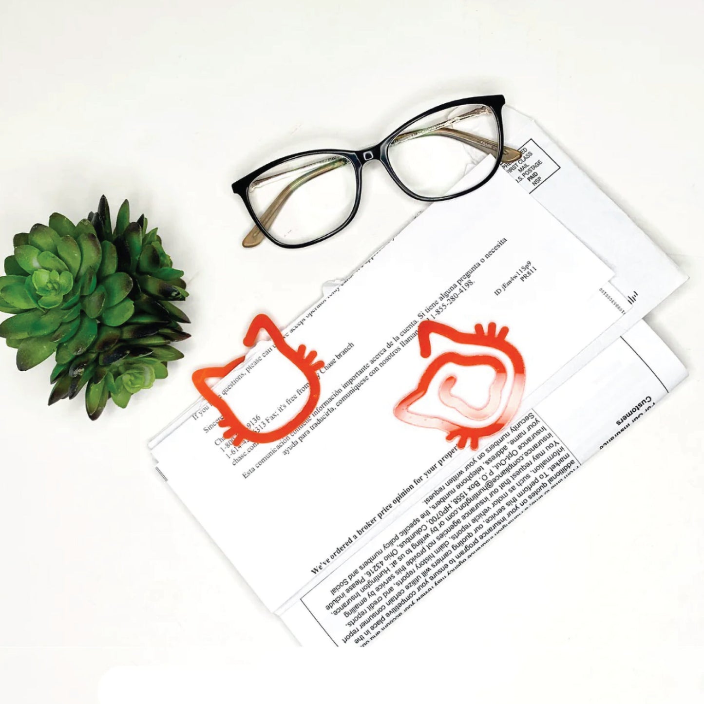 Versatile Cat-Shaped Bookmark & Snack Bag Closure